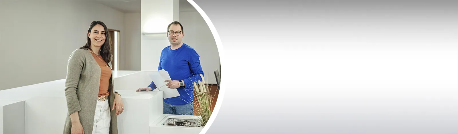 Eine Frau und ein Mann im Büro